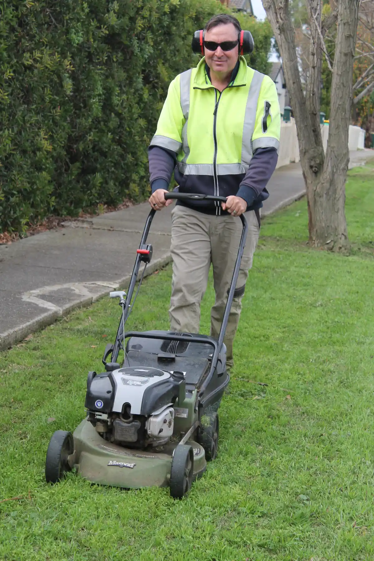 COMSTRA Mowing gardener mowing a nature strip, servicing Melbourne's west from our Derrimut depot